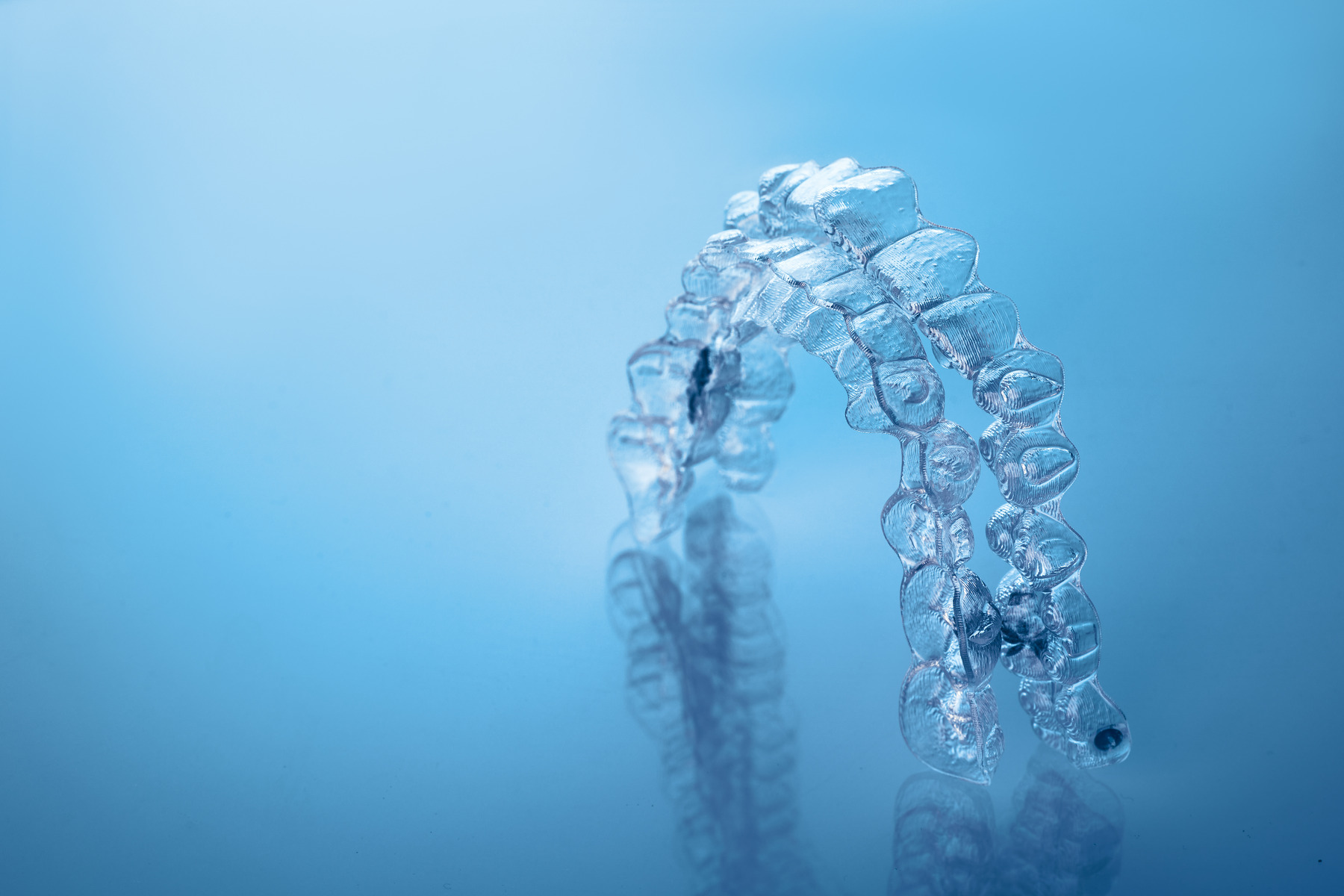 Custom clear aligners for discreet teeth straightening