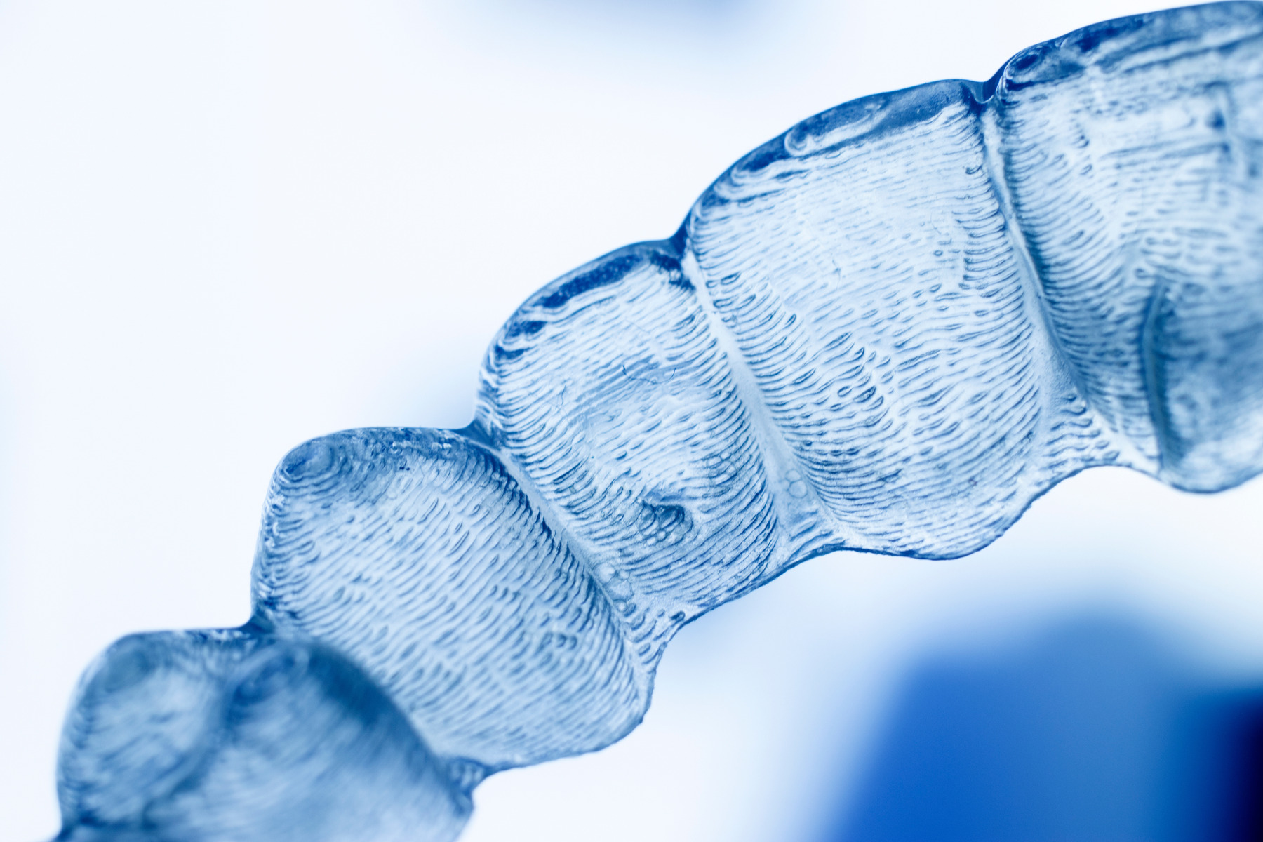 Invisible bracket teeth aligners for orthodontic treatment