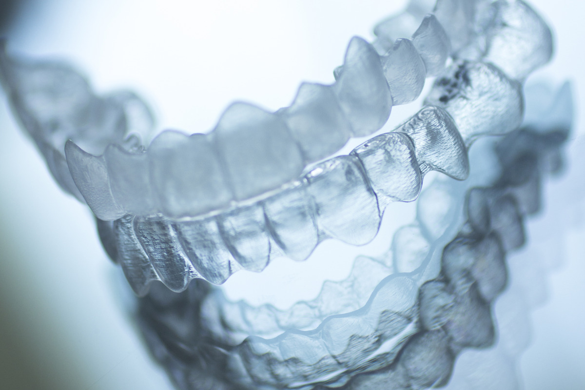 Invisible dental aligners for orthodontic treatment